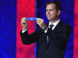 Oliver Bierhoff zieht als Losassistent die EM-Gruppen