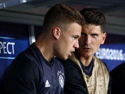 Knipser wie Mario Gomez (r) und Außenverteidiger wie Joshua Kimmich sind begehrte Spielertyp beim DFB