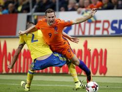 Vincent Janssen gaat over het been van verdediger Mikael Lustig tijdens Zweden-Nederland (1-1). (06-09-2016)
