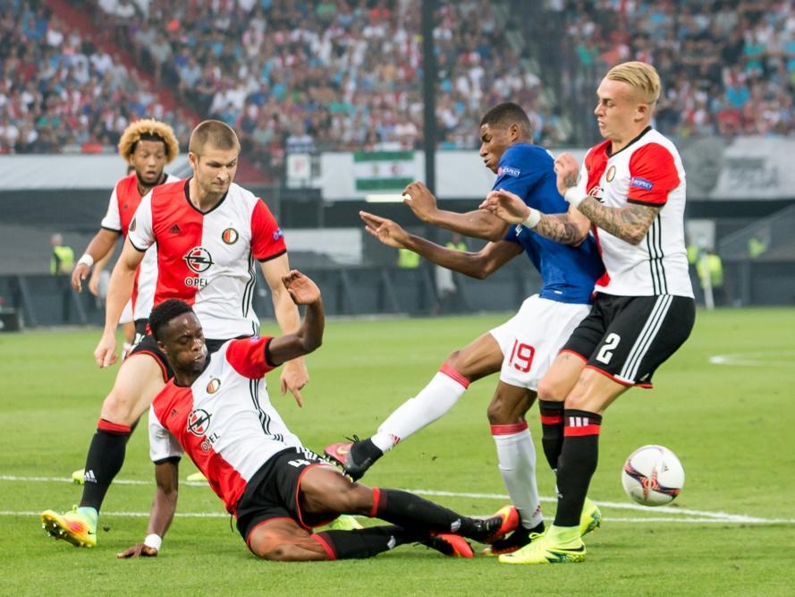 Terence Kongolo (m.) werpt zich voor een schot van Marcus Rashford, terwijl Rick Karsdorp (r.) en Jan-Arie van der Heijden (l.) zich niet met de spits van Manchester United bezig kunnen houden. (15-09-2016) Terence Kongolo (m.) werpt zich voor een schot van Marcus Rashford, terwijl Rick Karsdorp (r.) en Jan-Arie van der Heijden (l.) zich niet met de spits van Manchester United bezig kunnen houden. (15-09-2016)