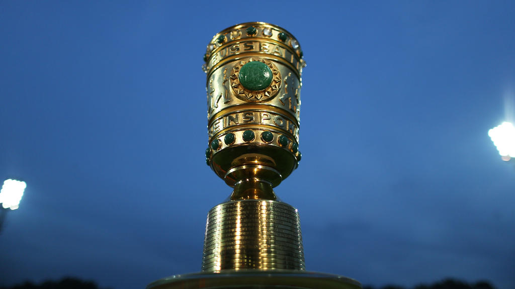 Der DFB-Pokal: Auf diese Trophäe haben es die 16 Teams abgesehen