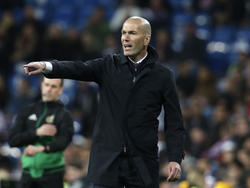 Zidane corrige a sus hombres en el duelo contra el Huesca. (Foto: Getty)
