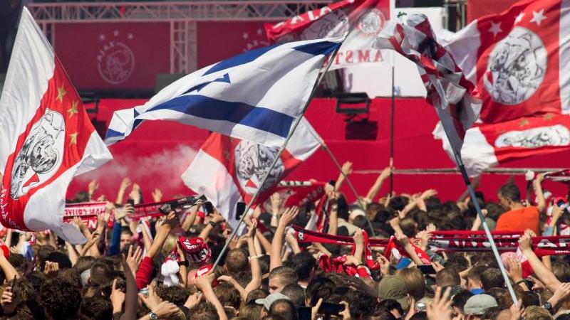 Die Ajax-Fans feiern den Meistertitel ihrer Mannschaft