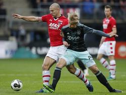 Ron Vlaar (l.) laat zich met al zijn ervaring niet wegzetten door broekie Kasper Dolberg (r.). (06-11-2016)