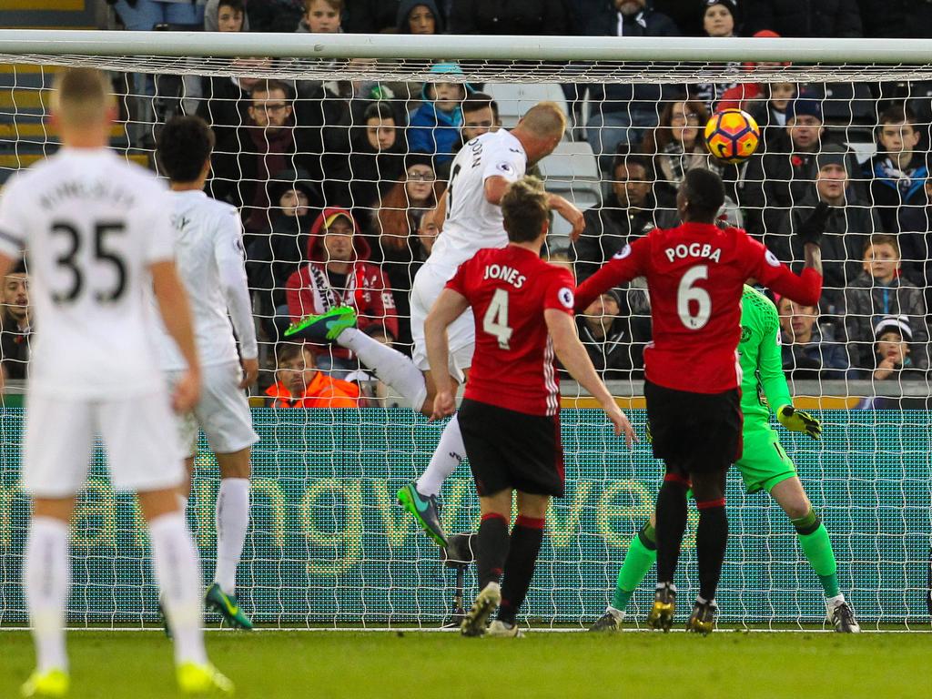 Mike van der Hoorn kopt raak voor Swansea City tegen Manchester United. (06-11-2016)