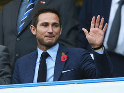 Lampard saluda desde la grada en un Chelsea-Liverpool. (Foto: Getty)