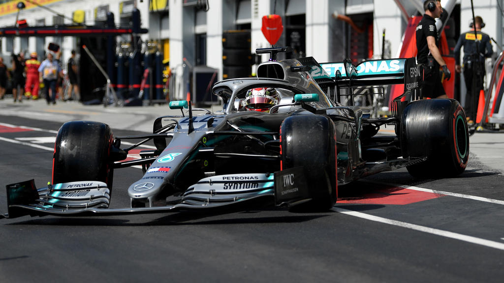 Lewis Hamilton musste seinen Flügel nach einem Defekt tauschen lassen Lewis Hamilton musste seinen Flügel nach einem Defekt tauschen lassen