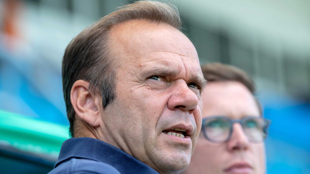 Bernd Hoffmann blickt auf eine gute bisherige Zweitligasaison seines HSV Bernd Hoffmann blickt auf eine gute bisherige Zweitligasaison seines HSV