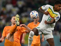 Ex-Köln-Profi Ismail Jakobs (r) kam zu seinem WM-Debüt
