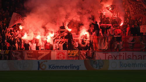 Die Anhänger des 1.FC Köln brannten beim Spiel gegen Mainz 05 Pyrotechnik