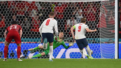 Entscheidende Szene: Harry Kane trifft per Elfmeter-Nachschuss gegen Dänemarks Torhüter Kasper Schmeichel zum Sieg für England