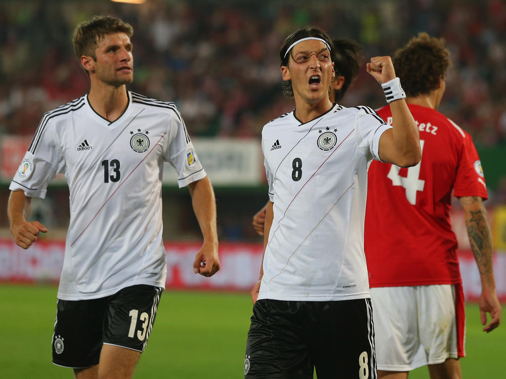 Mesut Özil (r.) wird mehrere Wochen pausieren müssen Mesut Özil (r.) wird mehrere Wochen pausieren müssen
