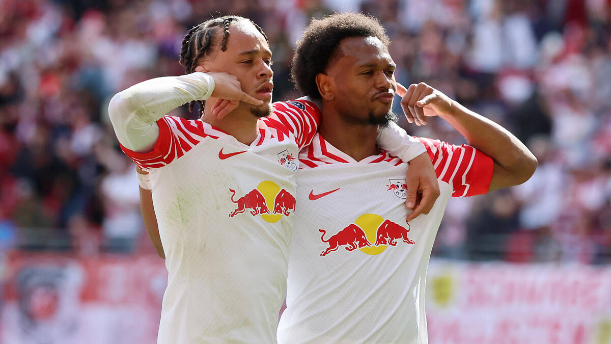 Lois Openda (r.) bắt đầu mùa giải thứ hai tại RB Leipzig