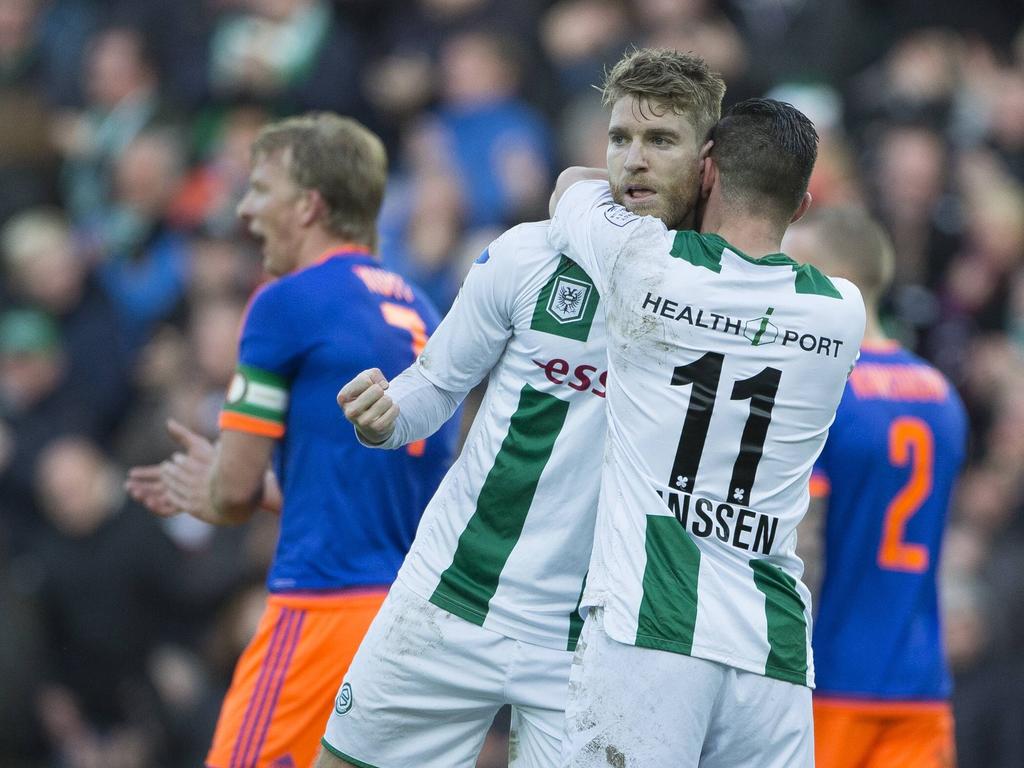Feest bij FC Groningen. Michael de Leeuw heeft de thuisploeg op voorsprong gezet tegen Feyenoord en viert dat met Bryan Linssen. (12-12-2015)