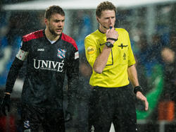Terwijl Martin van den Kerkhof (r.) op zijn fluitje blaast tijdens de wedstrijd PEC Zwolle - sc Heerenveen, trekt Joey van den Berg (l.) zijn beslissing al in twijfel. (16-01-2016)