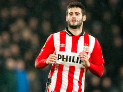 Gastón Pereiro wacht geduldig totdat hij de bal krijgt aangespeeld tijdens de wedstrijd PSV - Heracles Almelo. (20-02-2016)