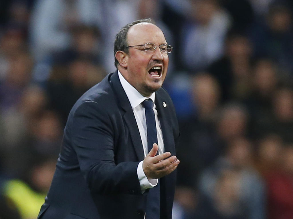 Rafa Benítez druk gebarend langs de zijlijn tijdens het duel tussen Real Madrid en Paris St Germain in de Champions League. (03-11-2015)