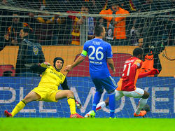 Chedjou maakt de gelijkmaker tijdens de Champions League wedstrijd Galatasaray - Chelsea (26-02-2014)