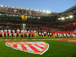 Los jugadores del Sevilla y del Benfica antes del comienzo de la final de 2014. (Foto. Getty)