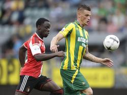 Vito Wormgoor (r.) wordt afgejaagd door Elvis Manu (l.) tijdens ADO Den Haag - Feyenoord. (10-8-2014)