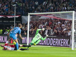 Al vroeg in de wedstrijd moet debutant Kenneth Vermeer (r.) de bal uit het net vissen na een doelpunt van Frank van der Struijk (m.). (13-09-2014)
