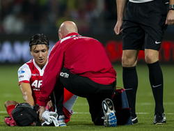 AZ-aanvaller Steven Berghuis (l.) valt geblesseerd uit in het Eredivisieduel tegen FC Dordrecht. (30-08-2014)