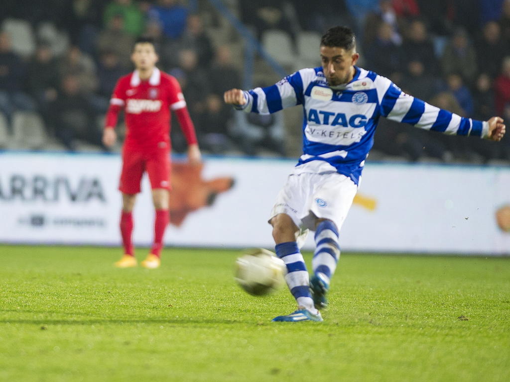 Caner Çavlan schiet raak tijdens het competitieduel De Graafschap - Jong FC Twente. (06-12-2014)