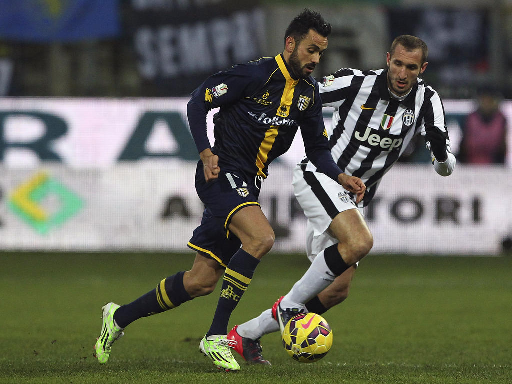 Raffaele Palladino (l.) snelt langs Giorgio Chiellini (r.) tijdens het bekerduel Parma - Juventus. (28-01-2015)