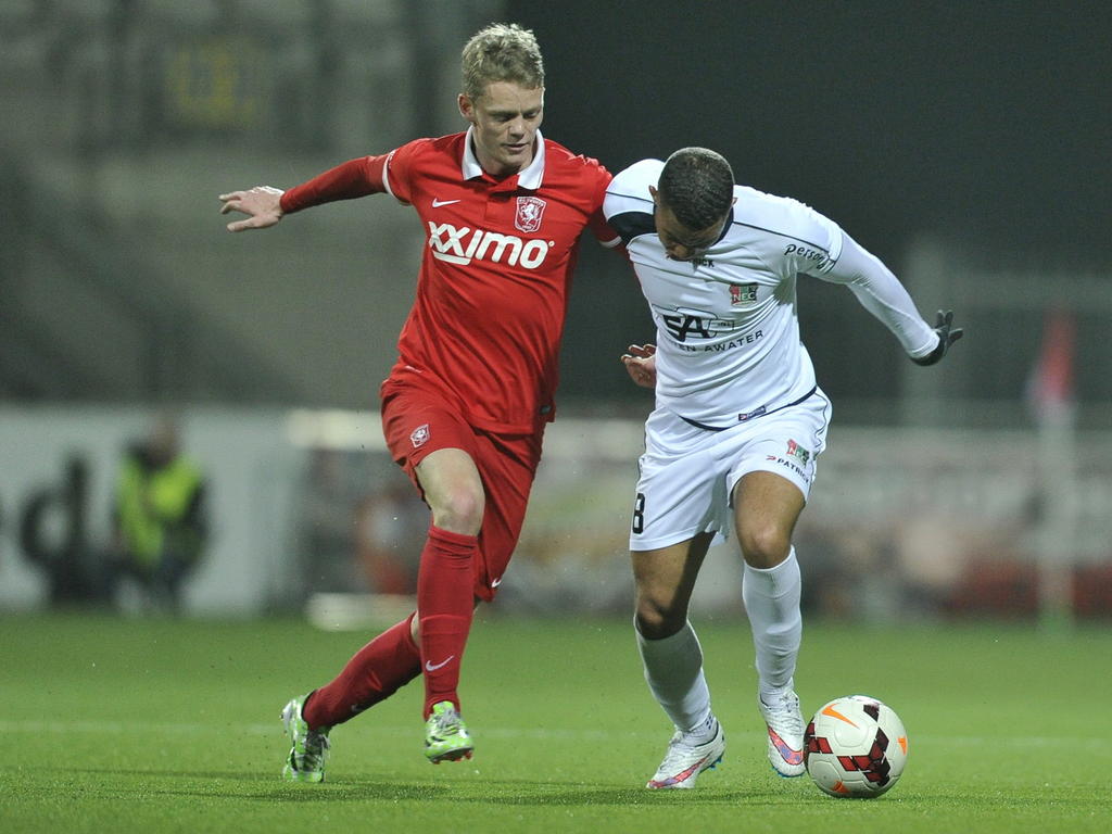 Gregor Breinburg (r.) probeert Kasper Kusk (l.) van de bal te houden tijdens de wedstrijd Jong FC Twente - NEC. (09-03-2015) Gregor Breinburg (r.) probeert Kasper Kusk (l.) van de bal te houden tijdens de wedstrijd Jong FC Twente - NEC. (09-03-2015)