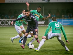 Go Ahead Eagles-speler Deniz Türüç (m.) snelt door de verdediging van FC Dordrecht. (27-02-2015)