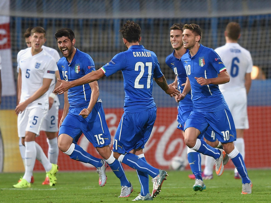 Marco Benassi viert de tweede Italiaanse treffer tegen Jong Engeland. Binnen twee minuten weten zij twee keer te scoren. (24-06-2015)