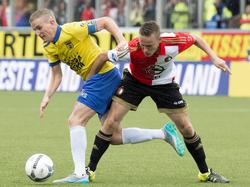 Sjoerd Overgoor (l.) draait weg bij Feyenoorder Jens Toornstra (r.), die een overtreding moet begaan om de middenvelder van SC Cambuur tegen te houden. (16-08-2015)