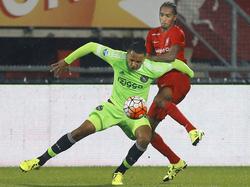 Kenny Tete (l.) duelleert met Jerson Cabral (r.) tijdens FC Twente - Ajax. (12-09-2015)