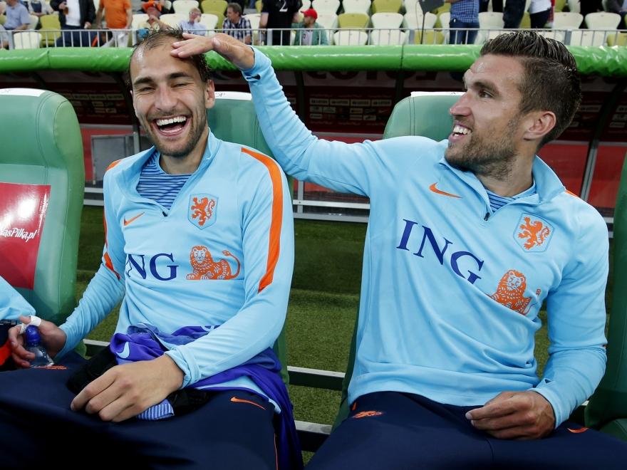 Kevin Strootman (r.) en Bas Dost ouwehoeren met elkaar op de reservebank tijdens Polen - Nederland. (01-06-2016)