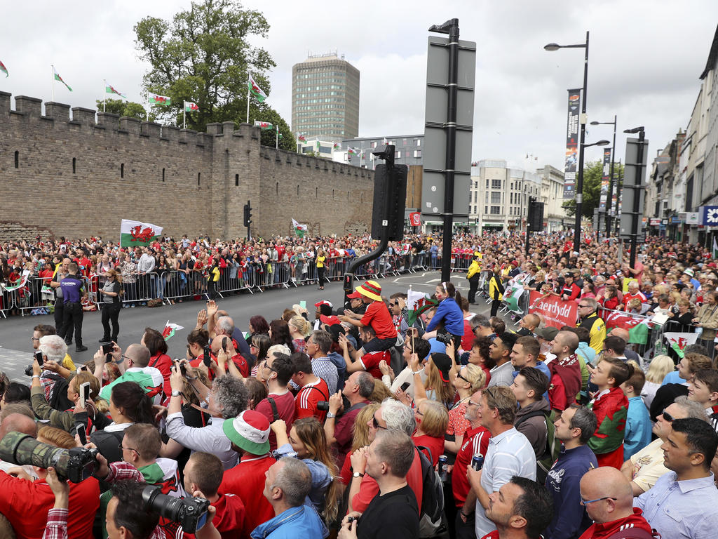 200.000 supporters heten de teruggekeerde internationals van Wales een warm welkom. (08-07-2016)