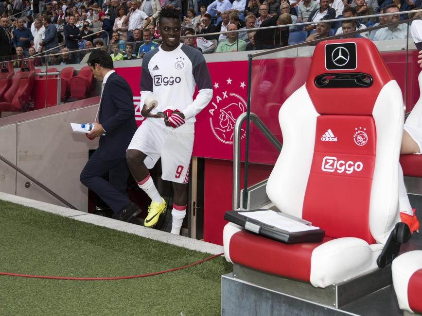 Bertrand Traoré zit voor het eerst bij de wedstrijdselectie van Ajax in de thuiswedstrijd tegen Roda JC. (13-08-2016)