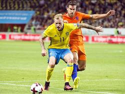 John Guidetti (l.) vecht een duel uit met Kevin Strootman (r.) tijdens het WK-kwalificatieduel Zweden - Nederland (06-09-2016).