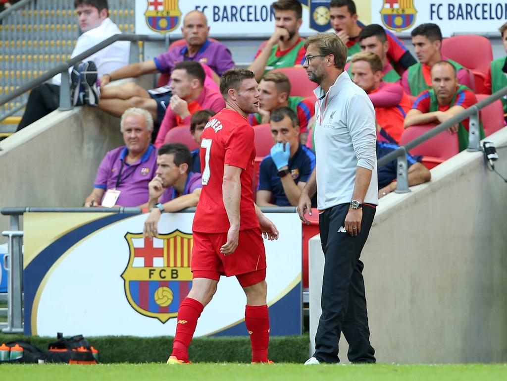 James Milner (l.) en Liverpool-trainer Jürgen Klopp tijdens een oefenwedstrijd in de voorbereiding op het seizoen. (06-08-2016)