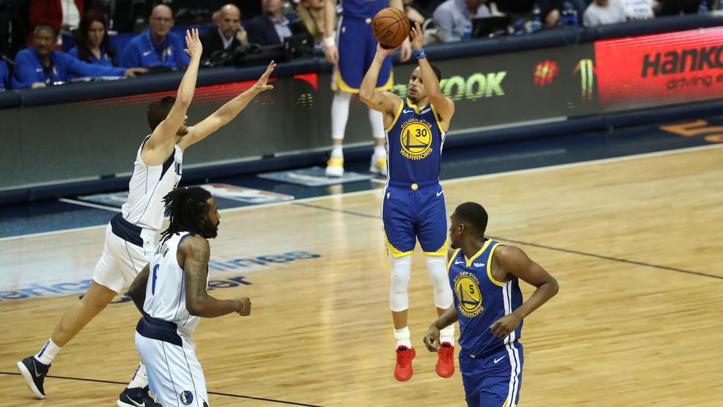 Stephen Curry erzielte gegen die Mavs 48 Punkte Stephen Curry erzielte gegen die Mavs 48 Punkte
