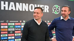 Horst Heldt (l.) setzt bei Hannover 96 weiter auf Thomas Doll