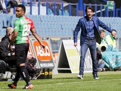 NEC-trainer Peter Hyballa is geen trainer die vaak stil zit. Ook in de Gelderse Derby tegen Vitesse stuurt hij zijn ploeg fanatiek. Lorenzo Burnet kijkt op de voorgrond toe. (02-04-2017)