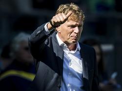 ADO Den Haag-trainer Alfons Groenendijk is tevreden met hoe zijn ploeg voor de dag komt tegen Roda JC en steekt zijn duim op naar één van zijn spelers. (02-04-2017)