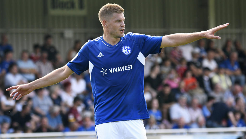 Simon Terodde holte mit Schalke 04 zuletzt die Meisterschaft in der 2. Liga Simon Terodde holte mit Schalke 04 zuletzt die Meisterschaft in der 2. Liga