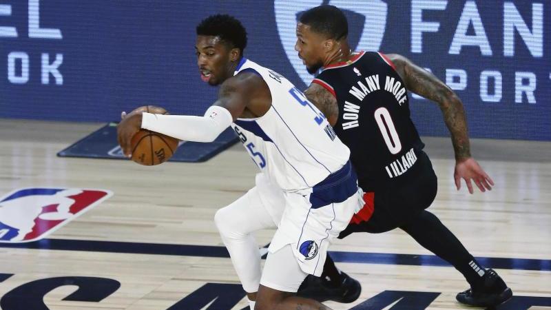 Delon Wright (l.) im Duell mit Damian Lillard Delon Wright (l.) im Duell mit Damian Lillard