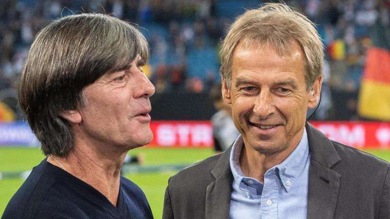 Jürgen Klinsmann (r.) lobt Bundestrainer Joachim Löw
