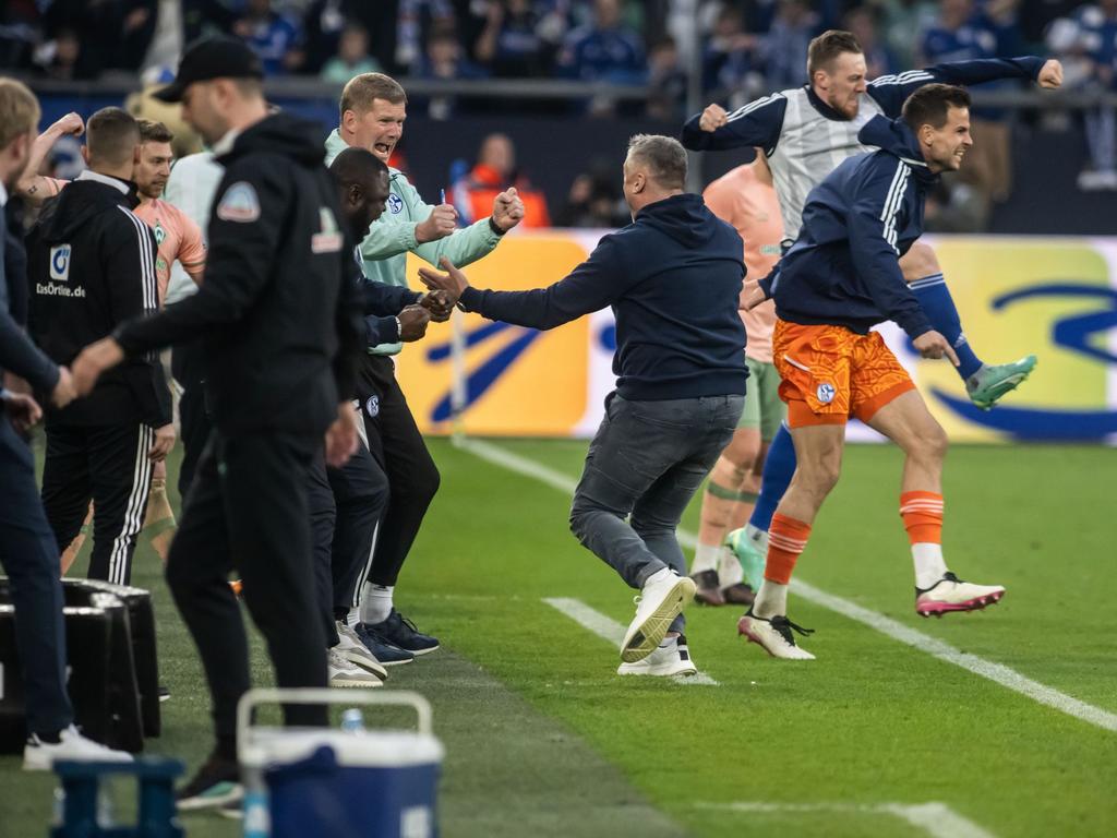 Schalkes Trainer Thomas Reis (M) bejubelt den Schlusspfiff beim Spiel gegen Bremen
