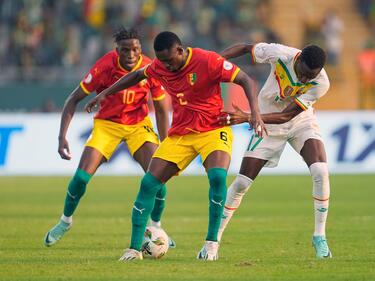 Guineas Amadou Diawara (M) versucht den Ball gegen Senegals Pape Matar Sarr (r) zu behaupten