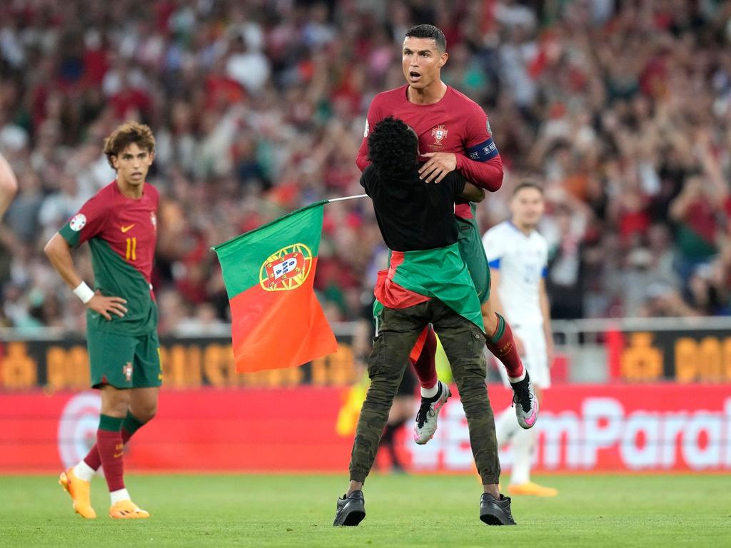 Treffsicherer Jubilar: Cristiano Ronaldo lässt sich von einem Fan feiern Treffsicherer Jubilar: Cristiano Ronaldo lässt sich von einem Fan feiern