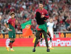 Treffsicherer Jubilar: Cristiano Ronaldo lässt sich von einem Fan feiern
