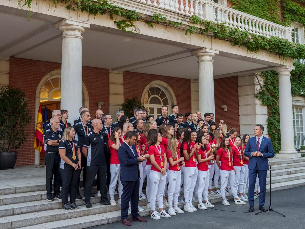 Spaniens Ministerpräsident Pedro Sánchez (r) zeichnete die Weltmeisterinnen mit der Goldmedaille für Verdienste im Sport aus